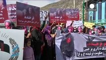 Kabul, uomini e donne in piazza per chiedere giustizia per la ragazza linciata
