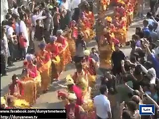Dunya News - Lahore- People enjoy Azm-e-Pakistan parade on Pakistan Day