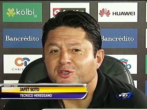 Jafet Soto se calienta en conferencia de prensa tras el 4-2 en Cartago