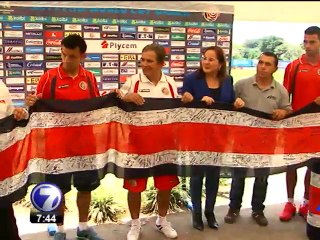 Con una bandera cargada de firmas la Sele recibió apoyo de miles de costarricenses