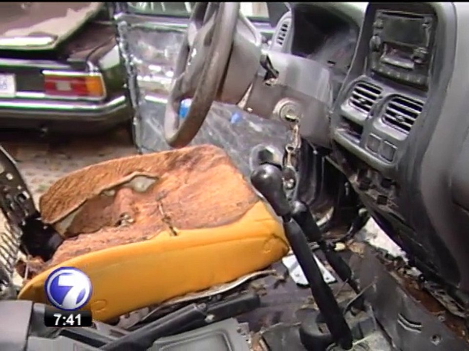 Carro alzó en llamas luego de que su dueño pusiera a cargar el celular