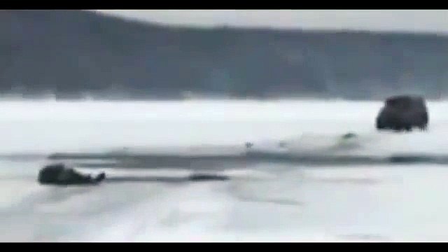 Une voiture brise un lac gelé et coule