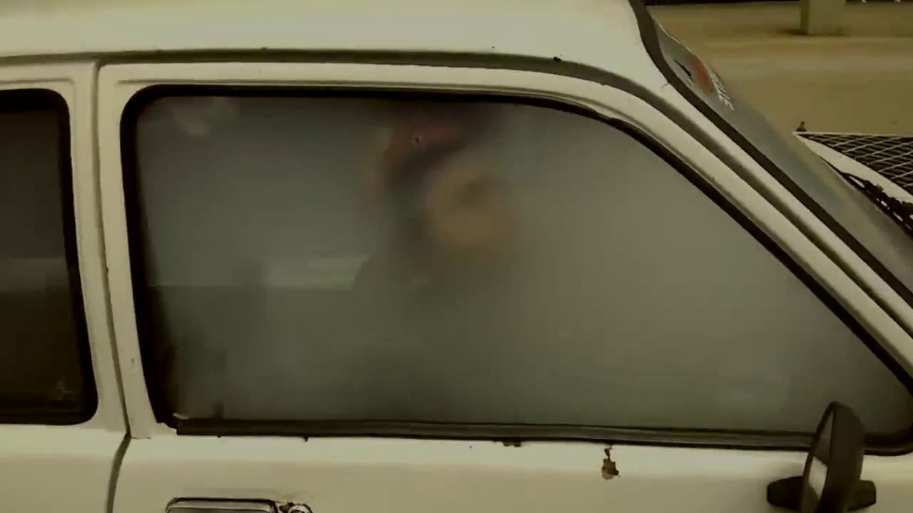 Un rasta fume dans une voiture