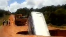 VIDEO - Bus disappears into a big hole in Brazil and is carried away by the river