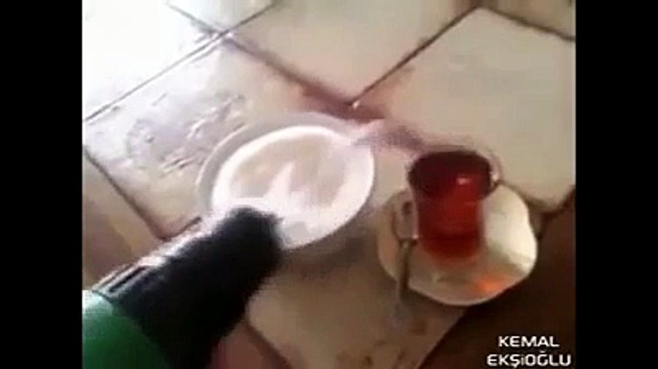 Matkap ile çaya şeker atıp karıştırmak