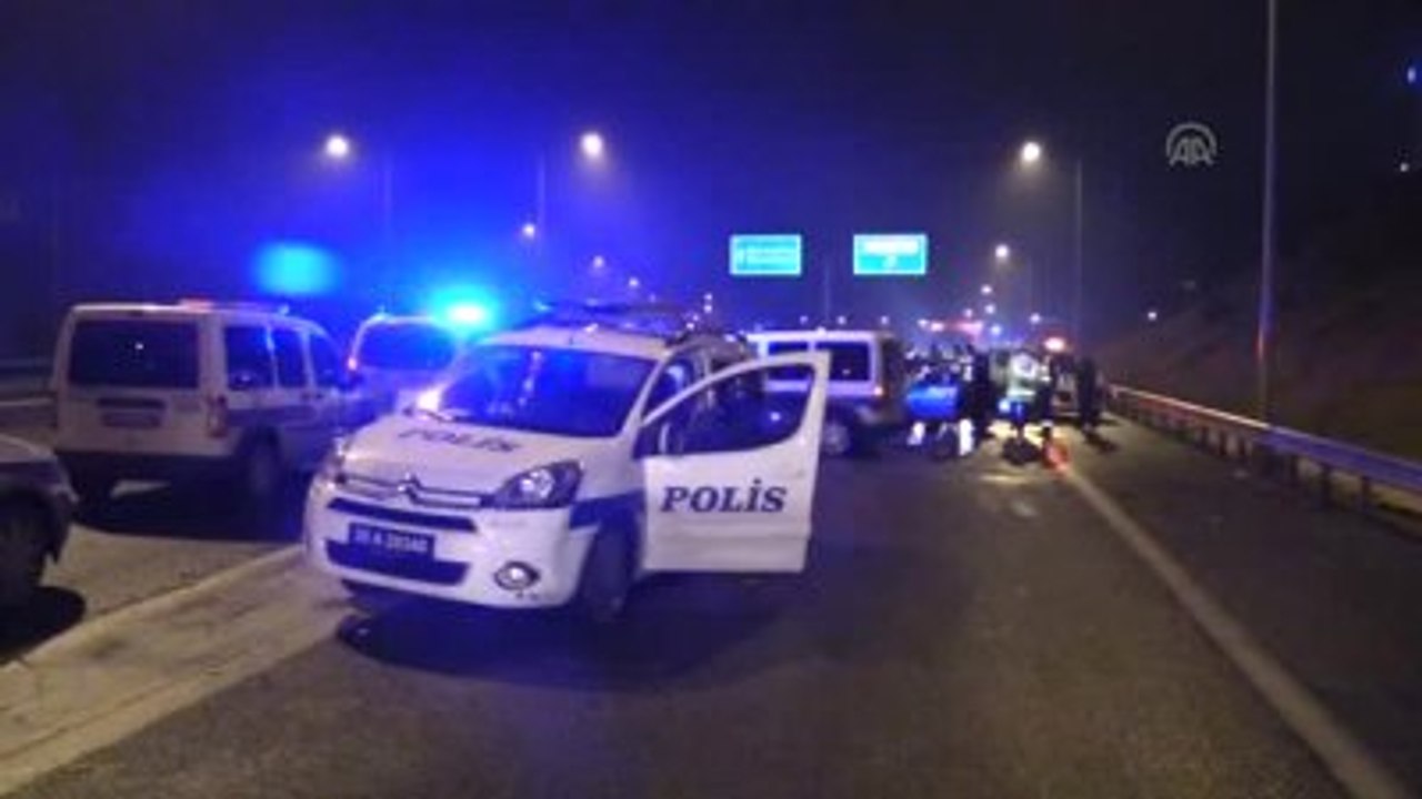 Polisten Kaçan Alkollü Sürücü Polis Aracına Çarptı: 3 Yaralı