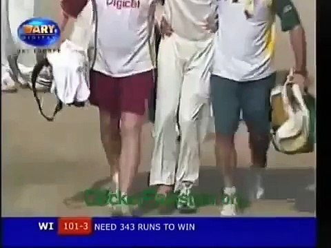 Umar Gul breaks Sarwan foot with a deadly yorker