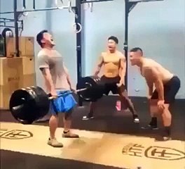 Un gros costaud se fait ridiculiser par une femme en bodybuilding