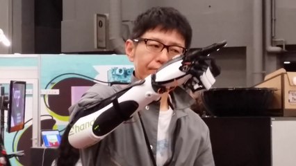 Download Video: Nouvelle prothèse de bras imprimée en 3D par Exiii démo de Handiii au SXSW 2015