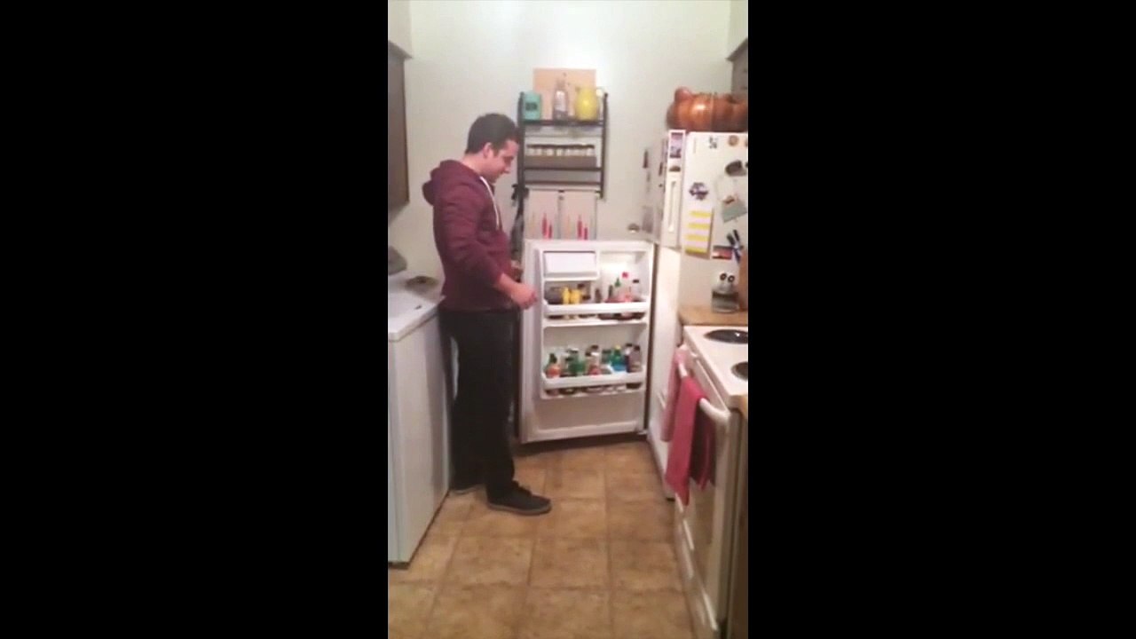 Il apprend qu'il va etre papa en trouvant des bières dans le frigo!