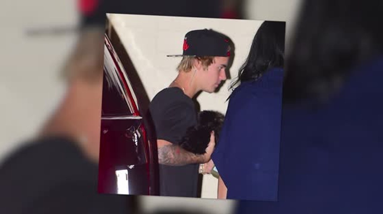 Justin Bieber geht mit seinem Hund in Beverly Hills essen