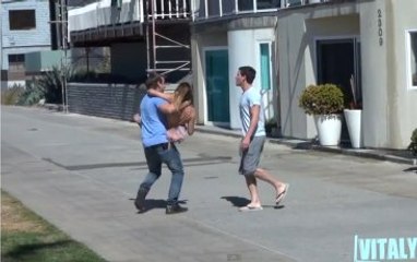 Eşinin Yanında Karısını Kaçırmaya Çalıştılar