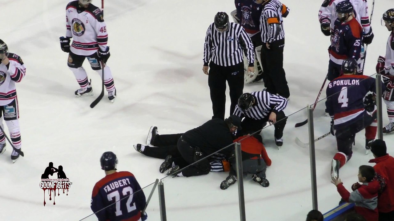 Hockey sur glace - Un arbitre finit KO après avoir été percuté par un joueur...