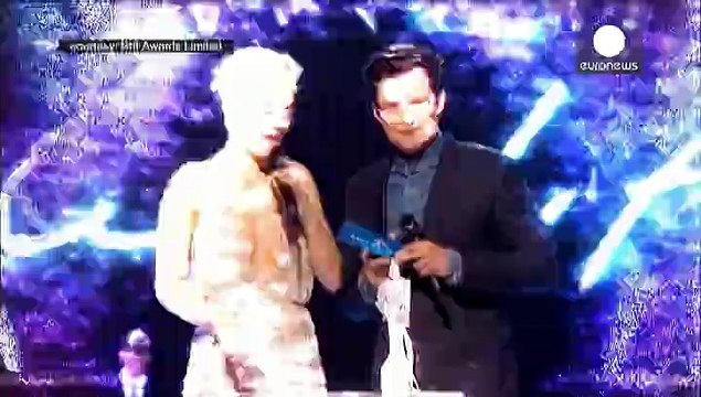 BRIT AWARDS 2015: Η θεαματική πτώση της Μαντόνα, ο Εντ Χάρις και η Τέιλορ Σουίφτ