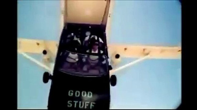 Genelde eğlence amaçlı yapılan sky-diving (uçaktan paraşütle atlamak) oldukça heyecan dolu bir etkinlik.