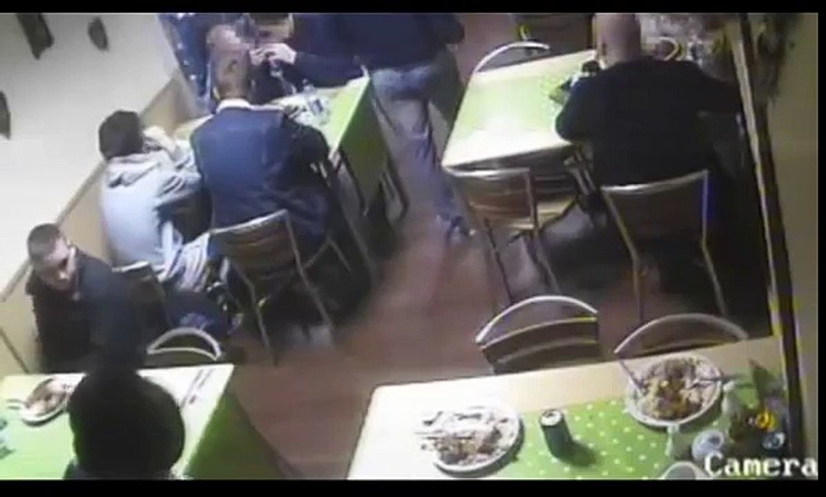 Il balance un rat dans le restaurant pour manger gratuitement !