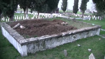 Tarihi Mezarı Tahrip Ettiler