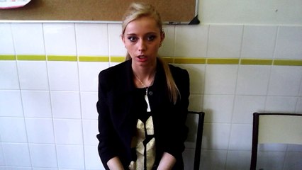 la bonne prise en main du bébé lors du bain .