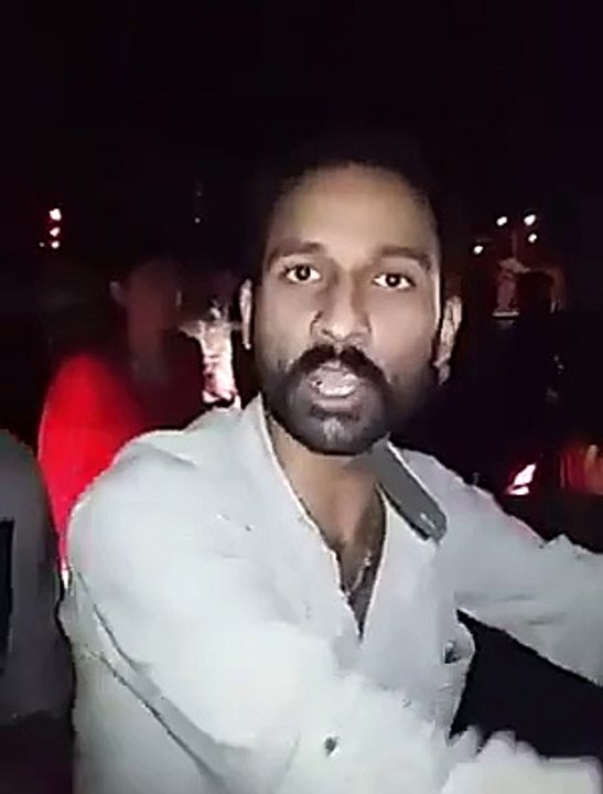 Police Wale Ki Road Par Larki Ke Sath Chair Chaar, Awaam Ne Dhar Liya, Must Watch