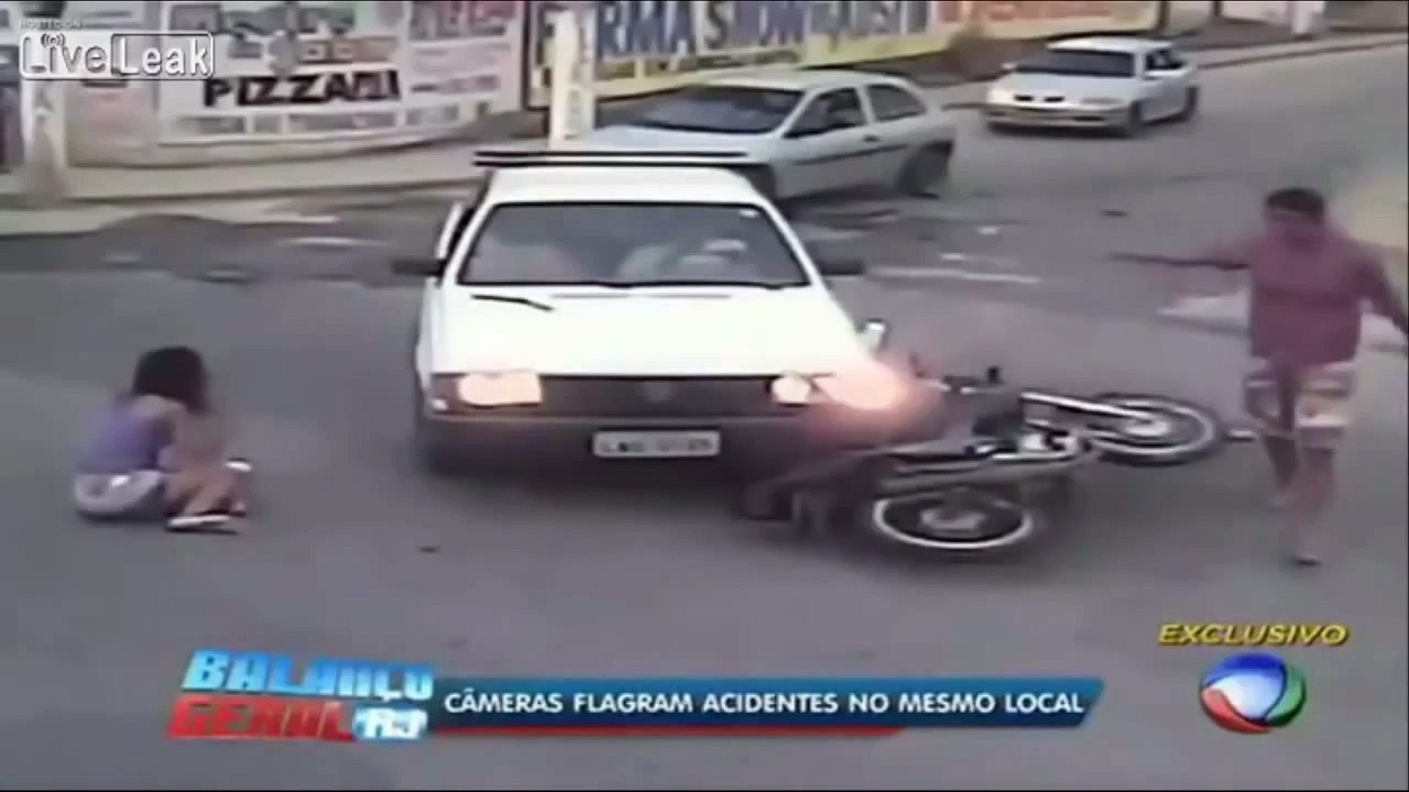 Homem Beija Namorada Depois De Ela Voar Em Acidente De Mota