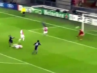 La talonnade de Mesut Ozil pour Benzema contre l'Ajax