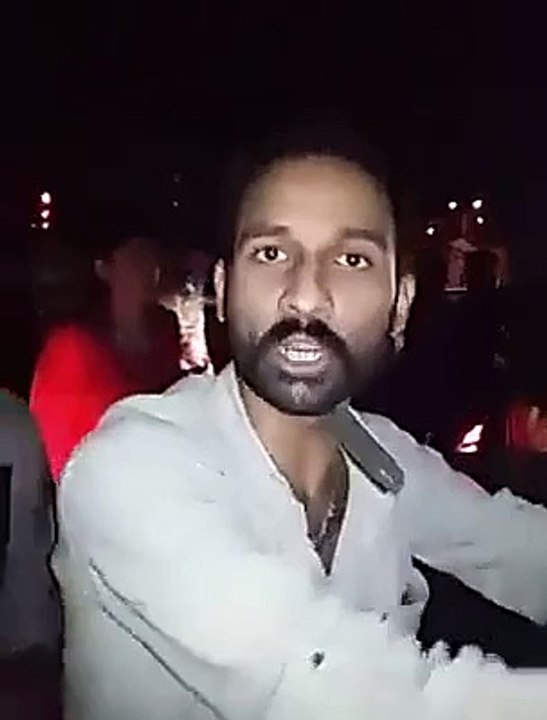 Police Wale Ki Road Par Larki Ke Sath Chair Chaar, Awaam Ne Dhar Liya, Must Watch