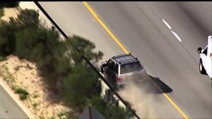 Jovem capota carro em perseguição e sai com 'cara de paisagem' antes de ser preso