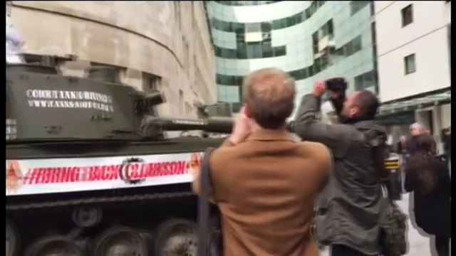 Un tank livre au siège de la BBC une pétition de soutien à Jeremy Clarkson