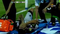 حارس مرمى بوكاجونيورز ( الوحش ) يكسر قدم لاعب كسرين بضربة