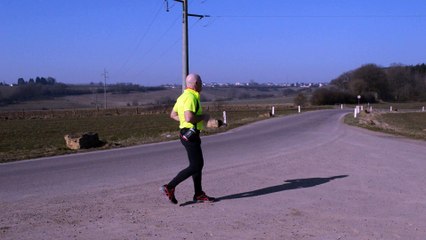 Jacques Rezer s'entraîne à courir en arrière pour le 19 avril