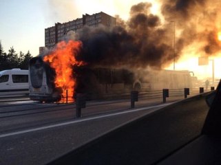Şirinevler'de Metrobüs Sefer Sırasında Yandı