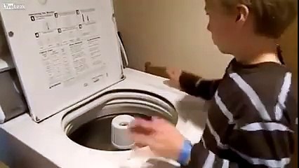 Çamaşır Makinesini Çalgı Aleti Olarak Kullanıyor