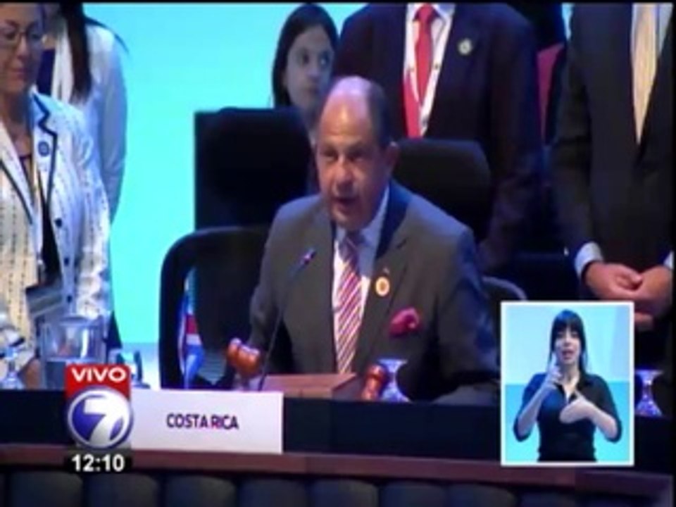 Luis Guillermo Solís traspasa a Rafael Correa la presidencia de la Celac para el 2015