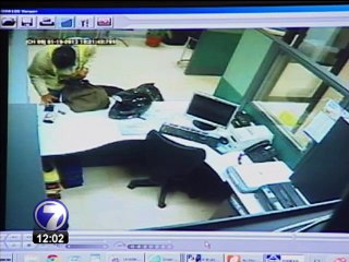 Video aportado por defensa de exgerente muestra una segunda persona dentro del banco