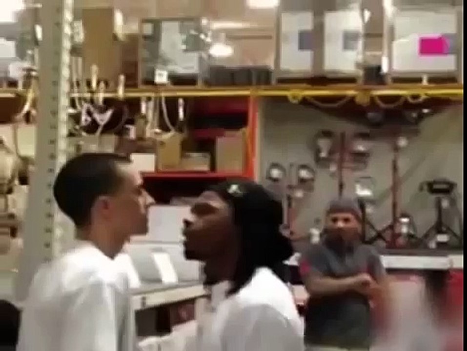 BASTON DANS UN MAGASIN !
