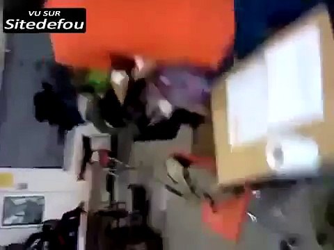 BASTON VIOLENTE EN PLEIN COURS !