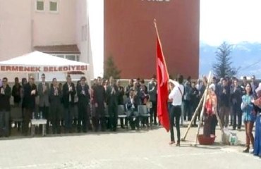 Bayrak Geçişi Sırasında Ayağa Kalkmayan Milli Eğitim Müdürünün 'Başı Dönmüş'