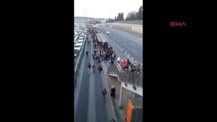 Metrobüsler Çalışmayınca Vatandaş Yürümek Zorunda Kaldı