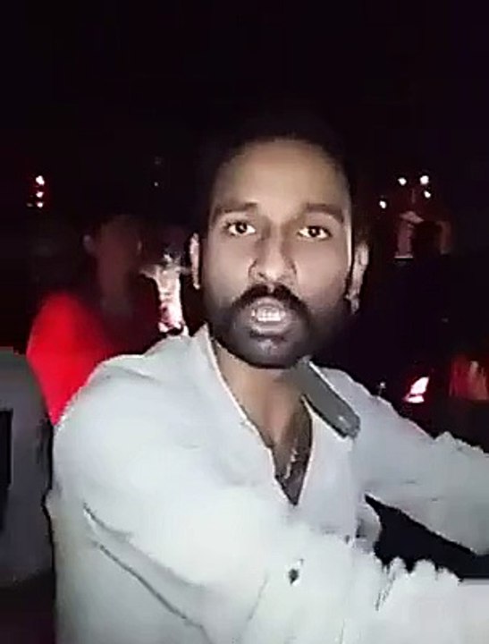 Police Wale Ki Road Par Larki Ke Sath Chair Chaar, Awaam Ne Dhar Liya, Must Watch