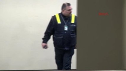 Yakınlarının Düşen Uçakta Olduğunu Söyleyen Bir Grup Türk, Düsseldorf Havalimanı'nda...