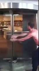 [CHOC] Il se défonce la main dans une porte tournante