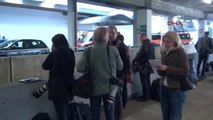 Yakınlarının Düşen Uçakta Olduğunu Söyleyen Bir Grup Türk, Düsseldorf Havalimanı'nda - Ek