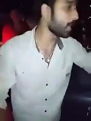 Police Wale Ki Road Par Larki Ke Sath Chair Chaar, Awaam Ne Dhar Liya, Must Watch