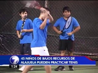 Niños de Alajuela practican tenis gracias a obra social