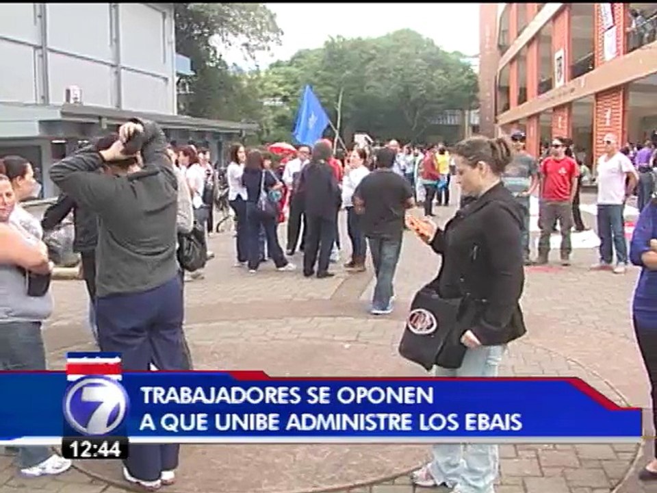 Trabajadores del EBAIS del este se tiraron a la calle contra concesión a UNIBE