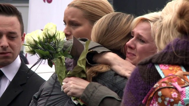 Crash de l'A320 : minute de silence devant le siège de Germanwings
