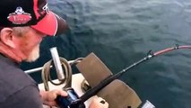 Ce pêcheur se fait voler sa prise par un requin blanc ! OUCH !