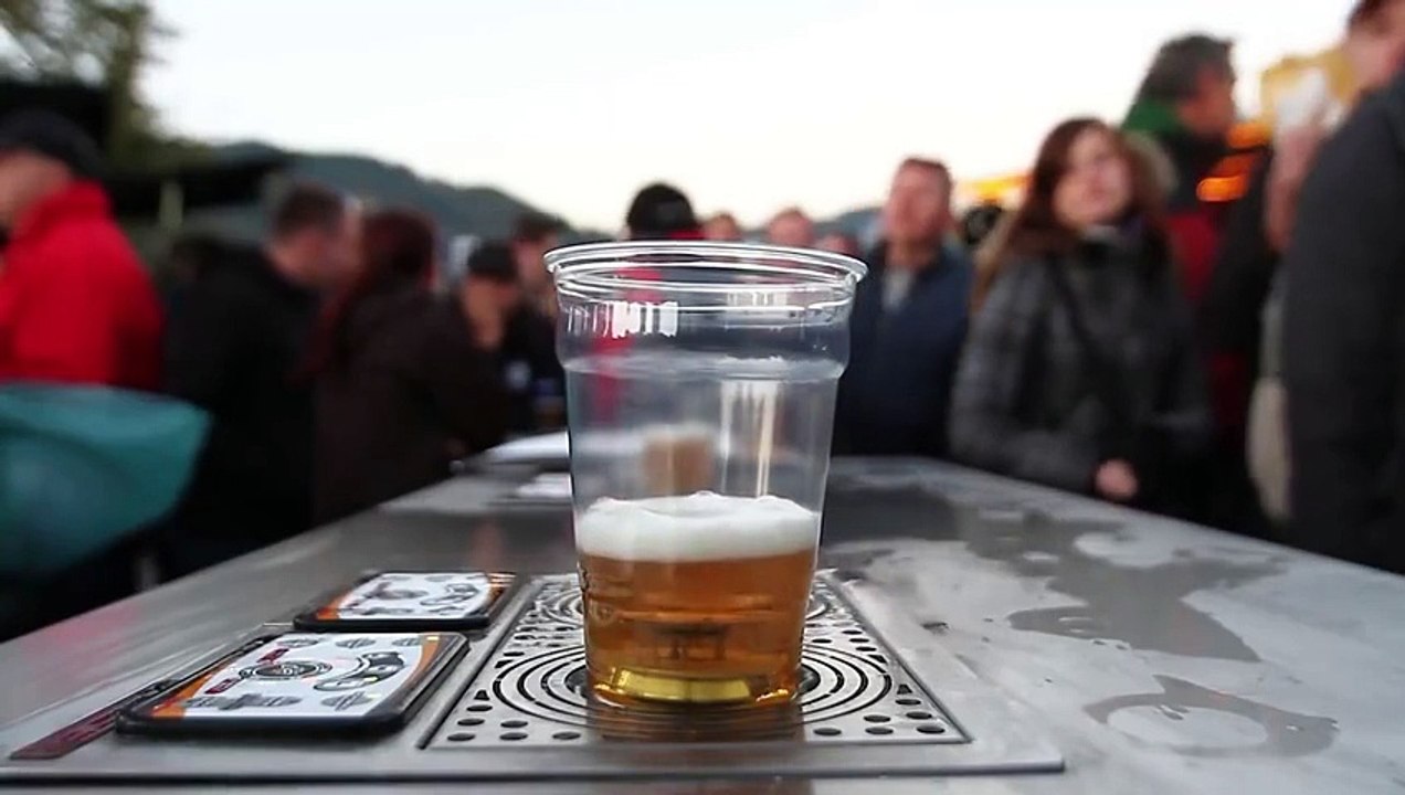 Une manière incroyable de servir une bière ! Une bière juste parfaite !