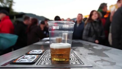 Une manière incroyable de servir une bière ! Une bière juste parfaite !