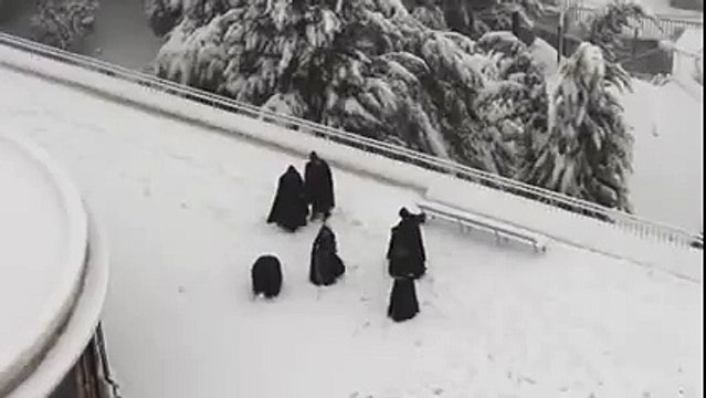 Ces Moines se font une Bataille de Boules de Neige